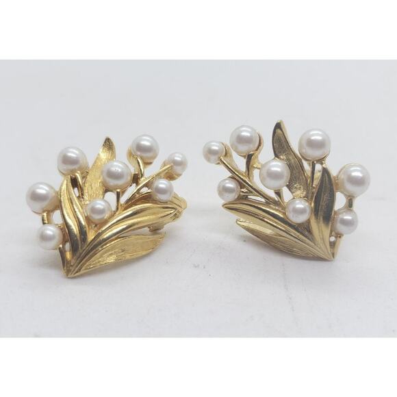 Vintage Trifari Clip On Earrings Gold Tone Faux Pearl Leaf Cluster Signed - Picture 2 of 11